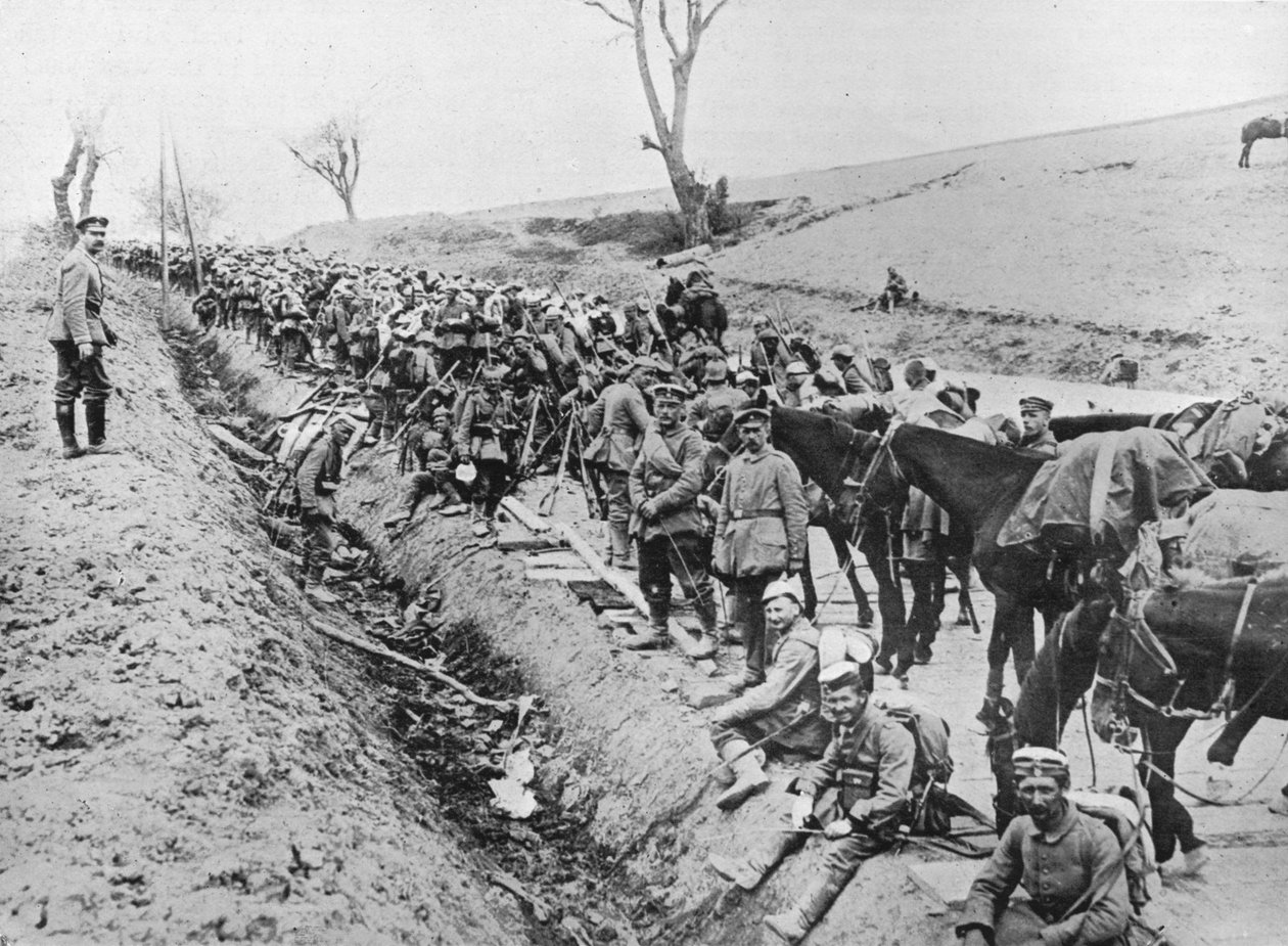 Den tyske fremrykningen gjennom Galicia: En bivuakk av tropper ved veikanten, 1915 av Unbekannt