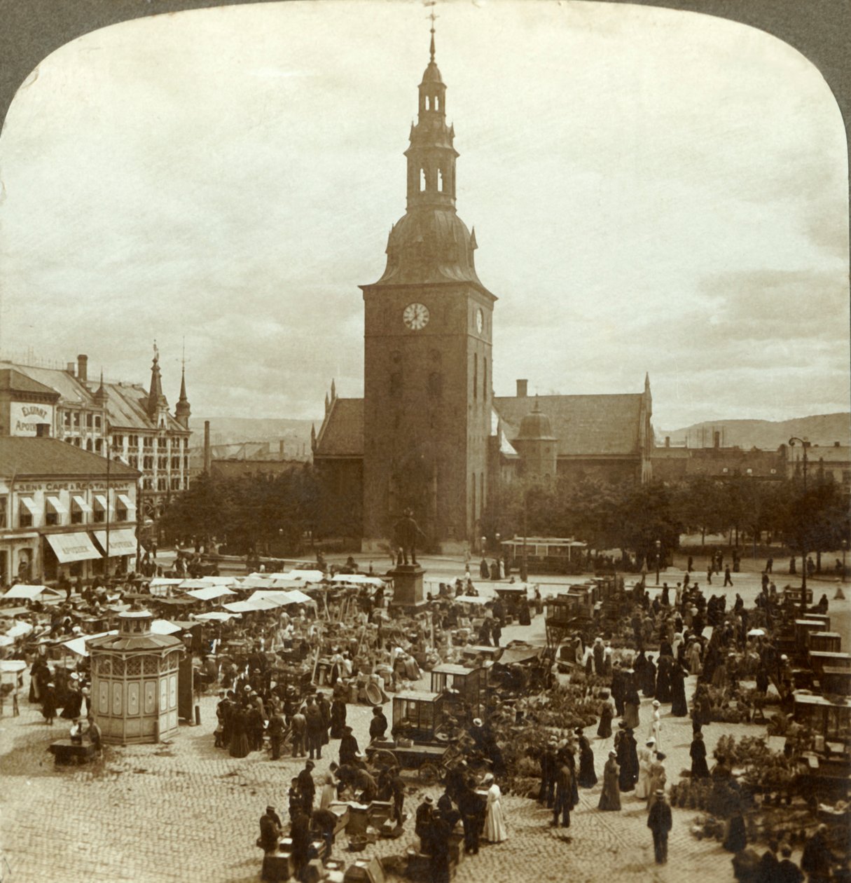 Det store markedet rundt statuen Christian IV, Christiania, Norge, c1905. av Unbekannt