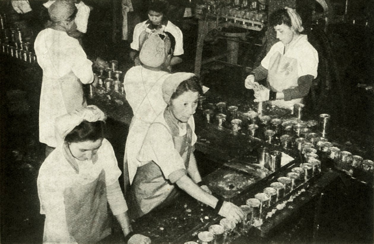 The Great Salmon Industry - Indiske jenter som jobber i hermetikkavdelingen, c1948. av Unbekannt