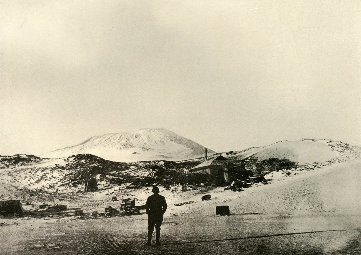 Hytta, med Mount Erebus i bakgrunnen, høsten 1908, 1909. av Unbekannt