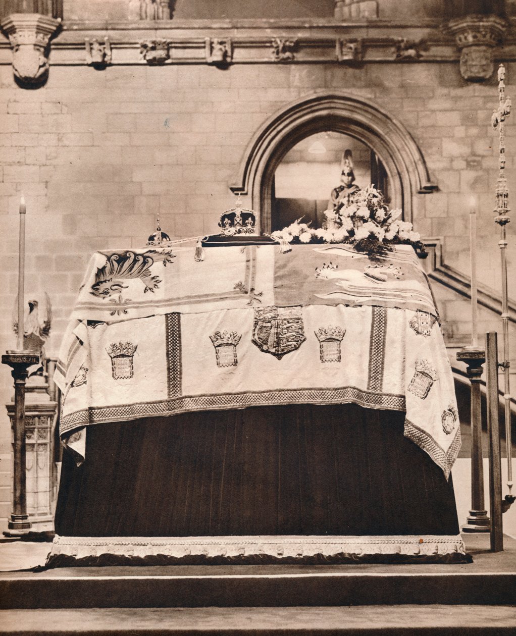 Imperial Crown, The Orb, and the Scepter på King Georges kiste i Westminster Hall, 1936 av Unbekannt
