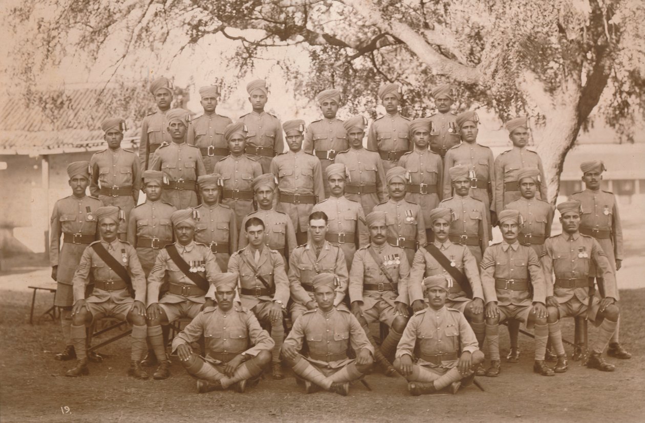 Den indiske platonen til den første bataljonen, The Queens Own Royal West Kent Regiment. Poona, India, 1 av Unbekannt
