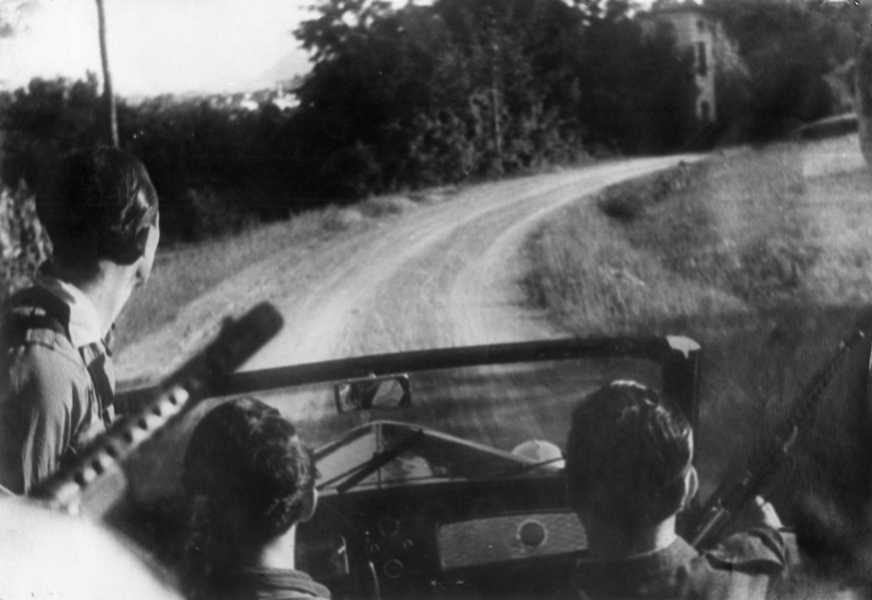 Den italienske motstandsbevegelsen: væpnede partisaner på en jeep, Langhe, Piemonte, Italia av Unbekannt