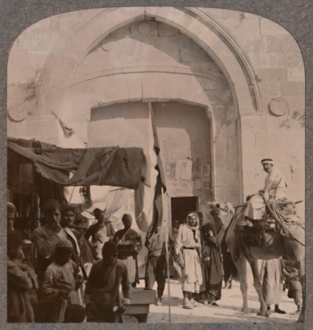 Jaffa-porten stengte, og viser Needles Eye, Jerusalem, c1900 av Unbekannt