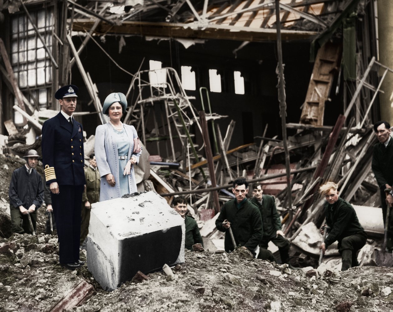 Kongen og Dronningen undersøker bombeskader, Buckingham Palace, London, andre verdenskrig, 1940 av Unbekannt