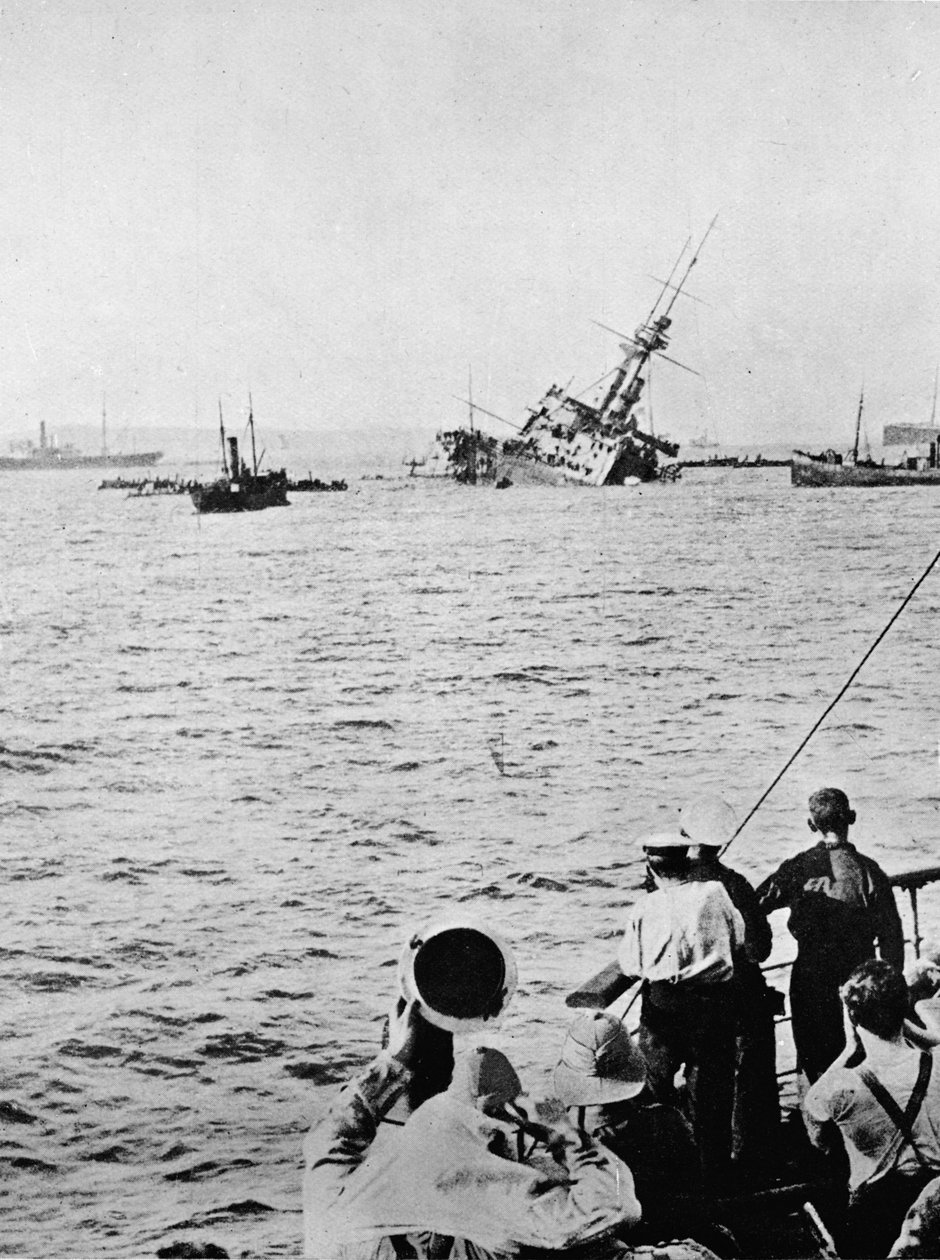 The Majestic synker etter å ha blitt torpedert av en fiendtlig ubåt, 1915 av Unbekannt