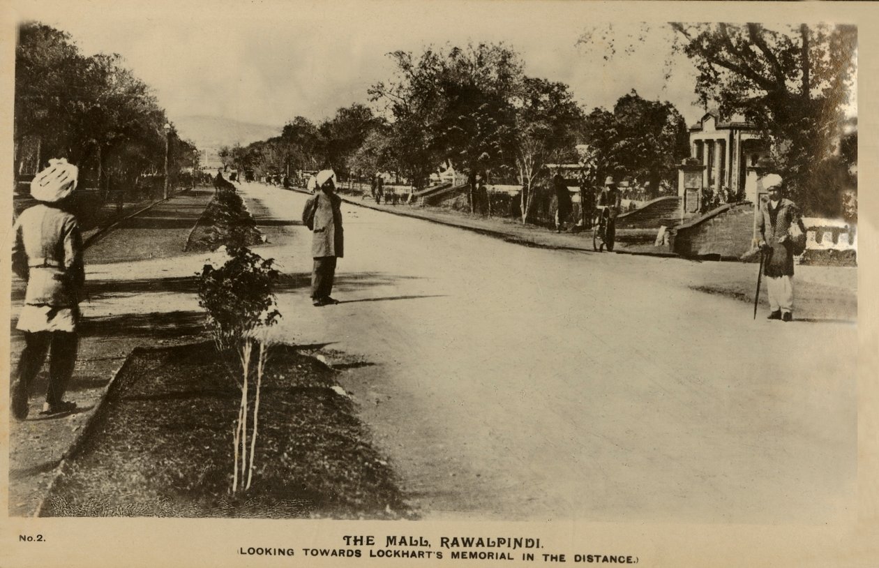 The Mall, Rawalpindi - Mot Lockharts Memorial i avstand, c1918-c1939. av Unbekannt