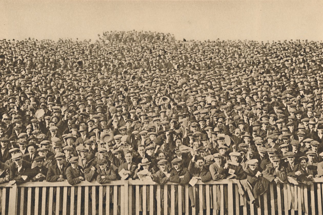 Den mangehodede stemmen som brøler bak berøringslinjen hver vinterlørdag, c1935. av Unbekannt