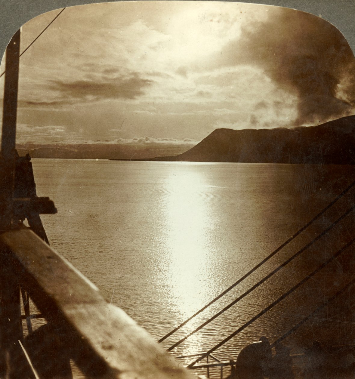 Midnattssolen i juli over klippene ved Spitzbergen og Polhavet, c1905. av Unbekannt