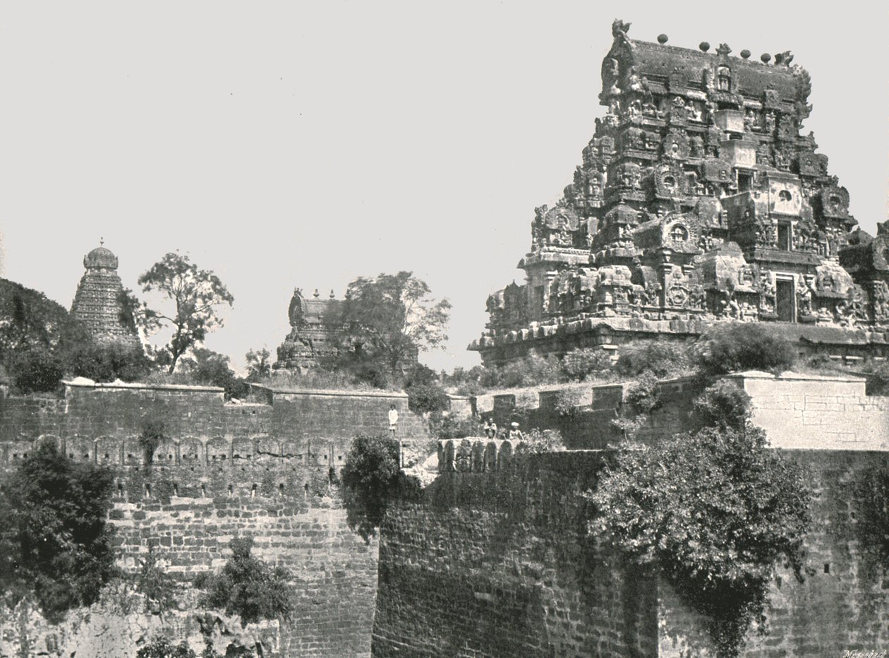 The Moat and the Fort, Tanjore, India, 1895. av Unbekannt