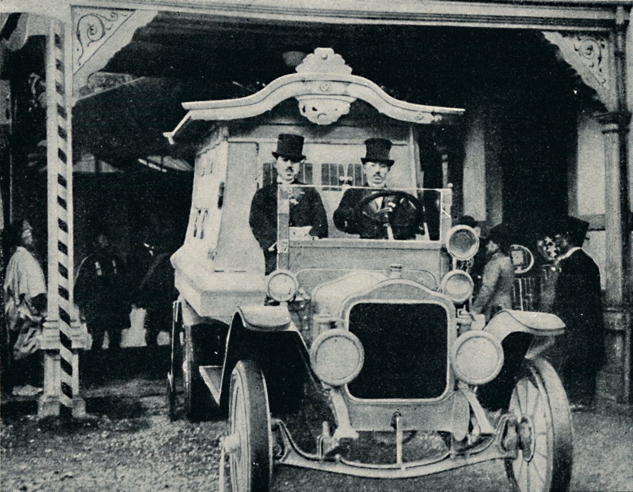 Motorvognen i orientalsk kjole, c1935 av Unbekannt