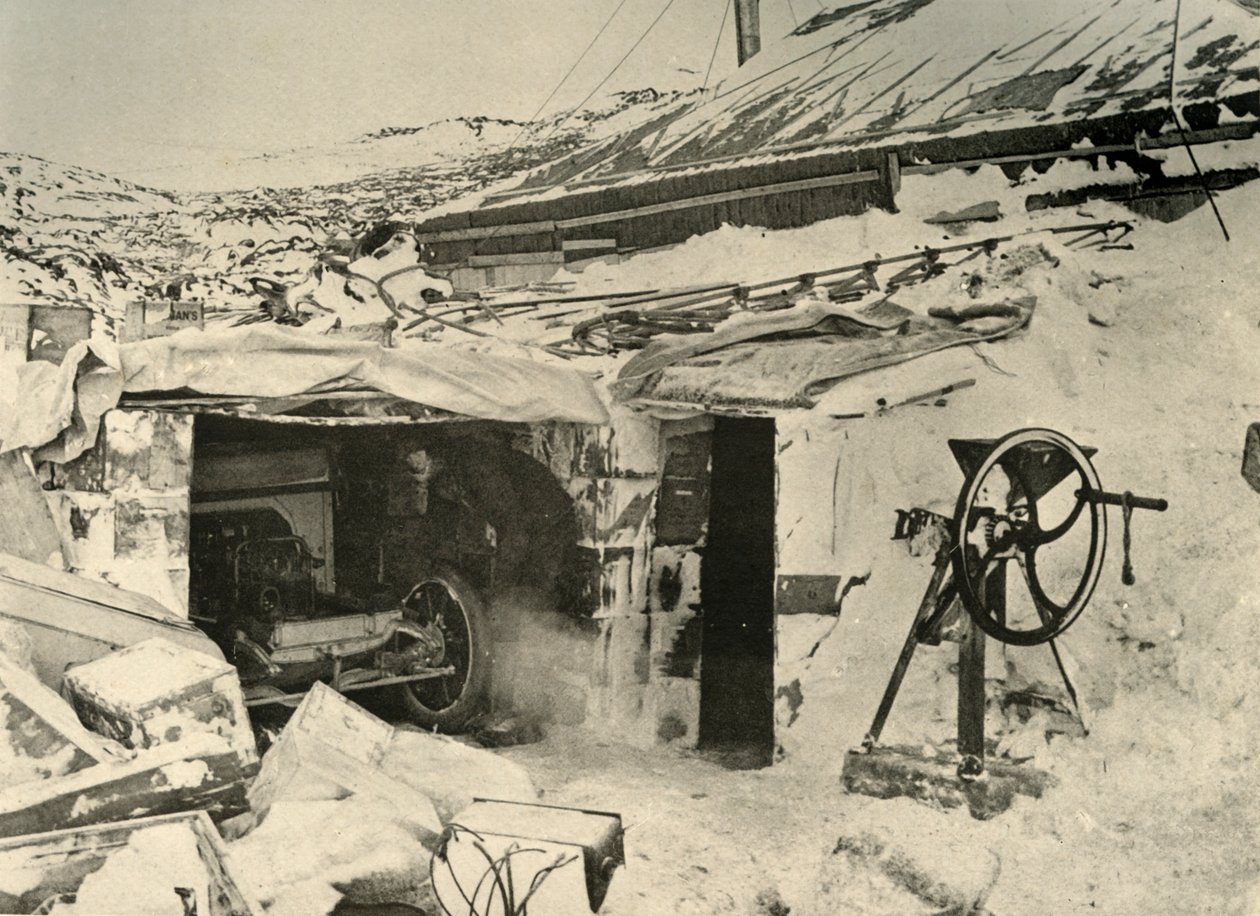Motorbilen i garasjen, og maiseknuser til høyre, c1908, 1909. av Unbekannt