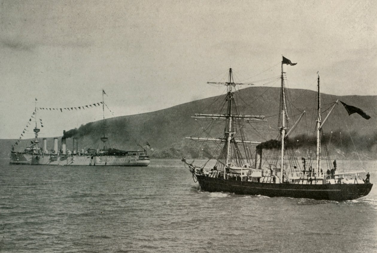 Nimrod passerer H.M.S. Kraftig,...i Lyttelton Harbour, 1. januar 1908, 1909. av Unbekannt