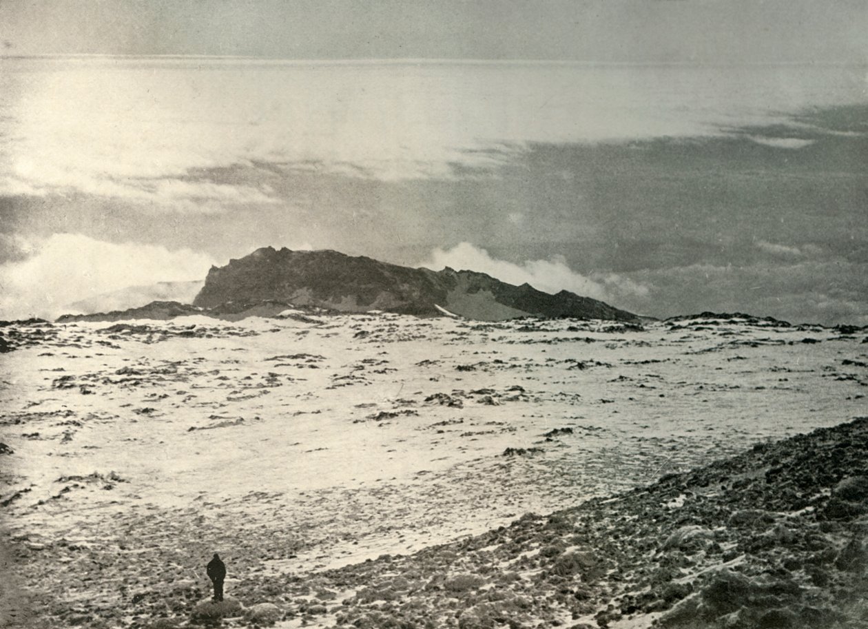 Det gamle krateret til Erebus, med et eldre krater i bakgrunnen, c1908, 1909 av Unbekannt