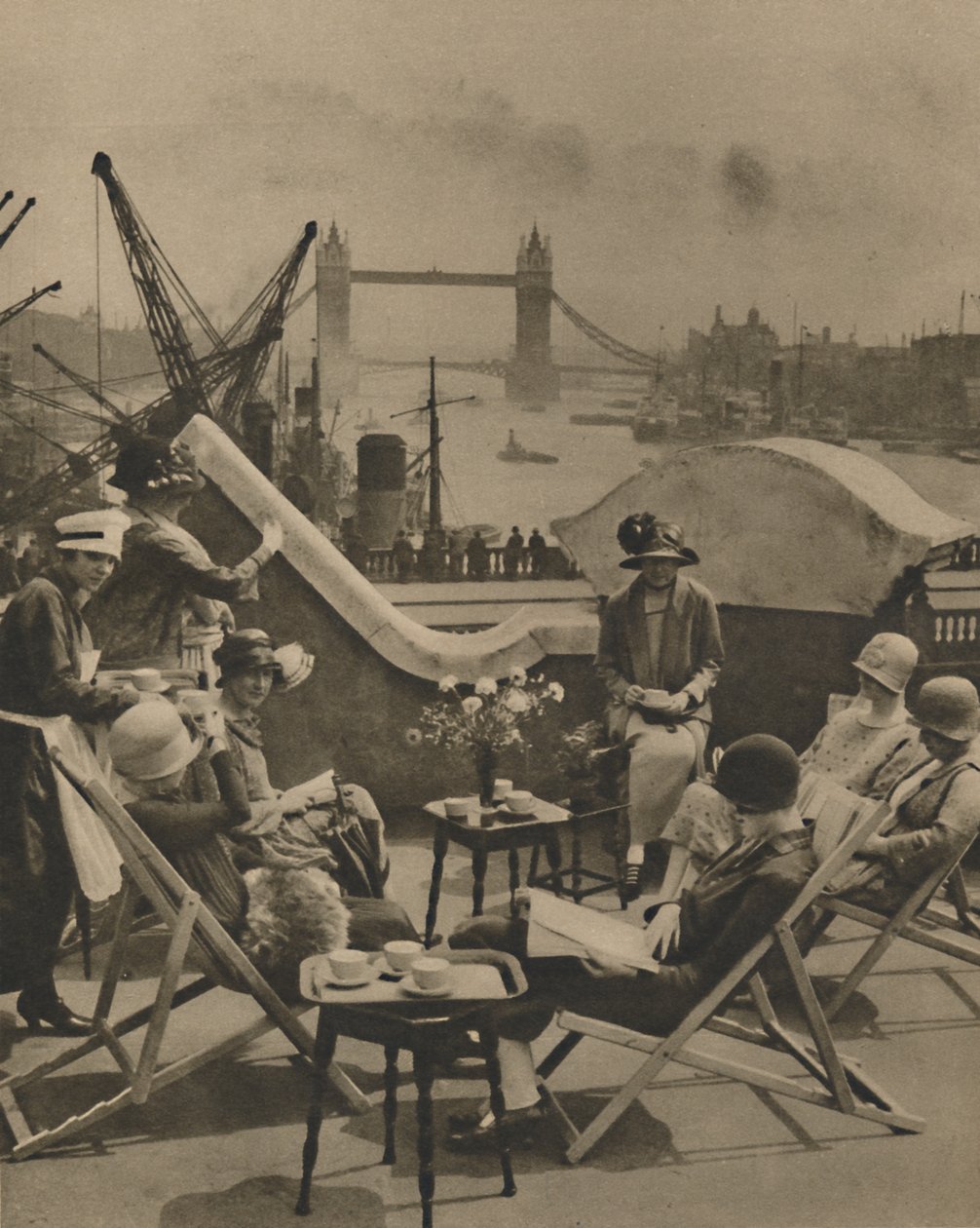Bassenget fra takhagen til Langbourne Club for City Women, 1920-tallet, c1935. av Unbekannt