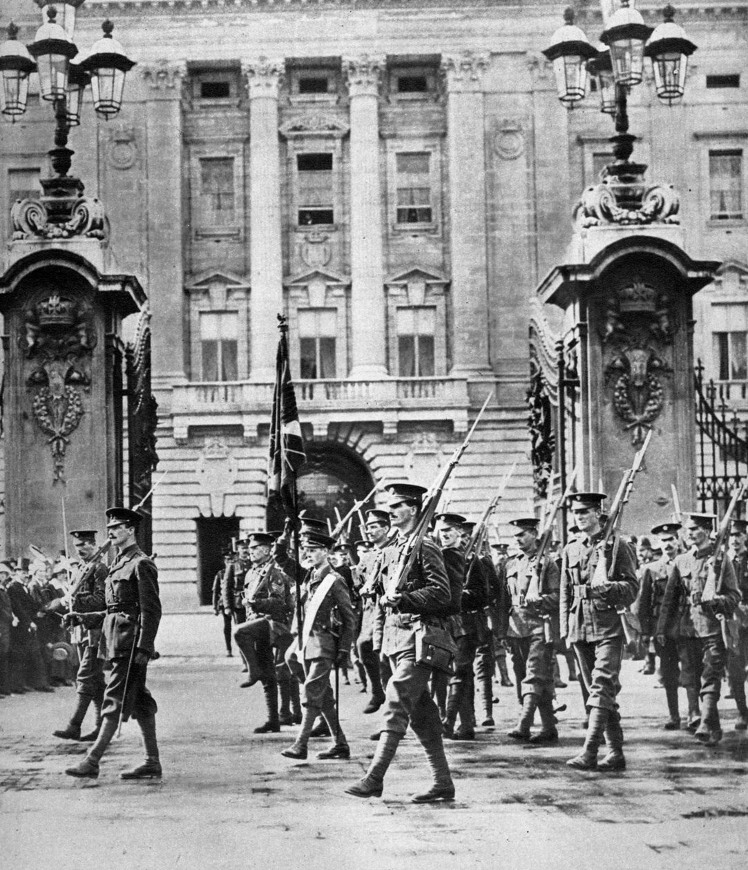 Prinsen av Wales kom i oppdrag i Grenadier Guards, London, august 1914 av Unbekannt