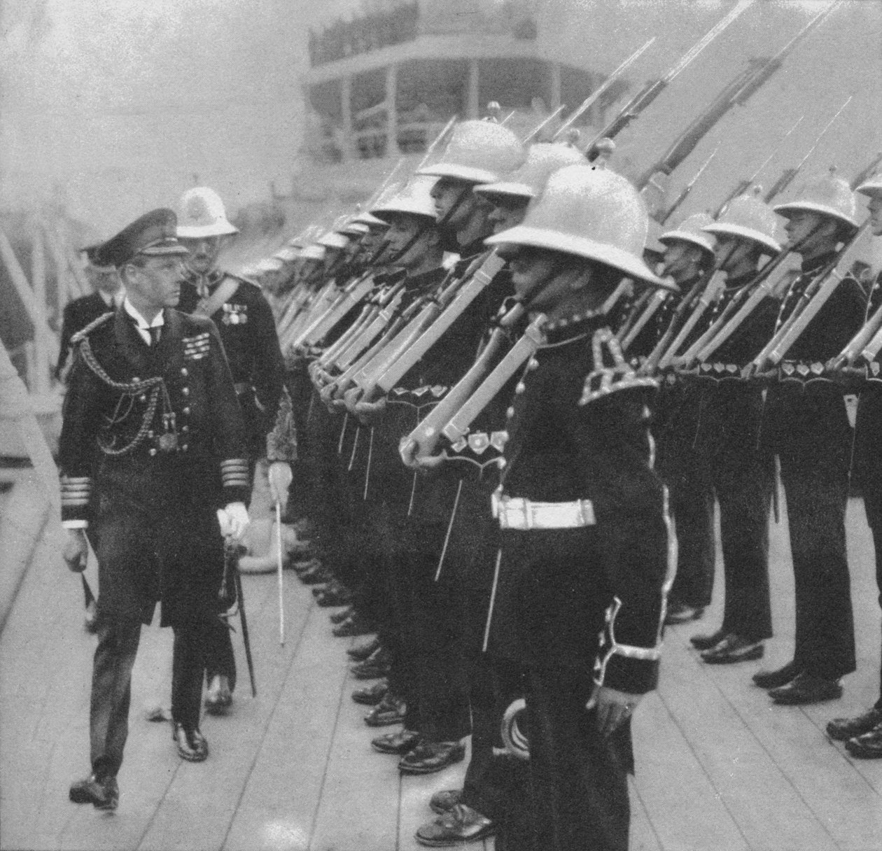 Prinsen av Wales inspiserer marinesoldater i Portsmouth, Hampshire, 1921 1936 av Unbekannt