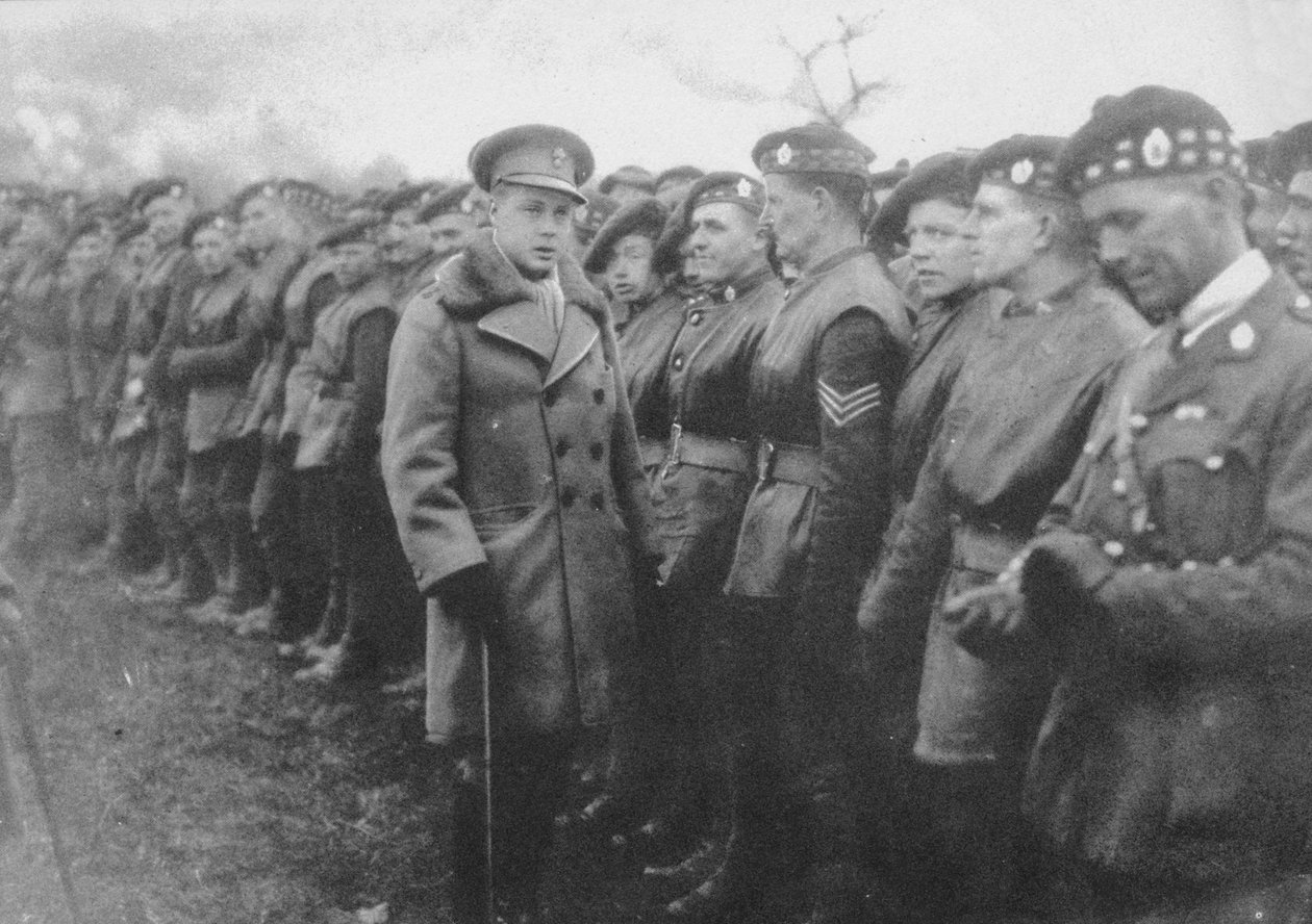 Prinsen av Wales snakker med en britisk soldat ved fronten, første verdenskrig, c1914-c1918 1936 av Unbekannt