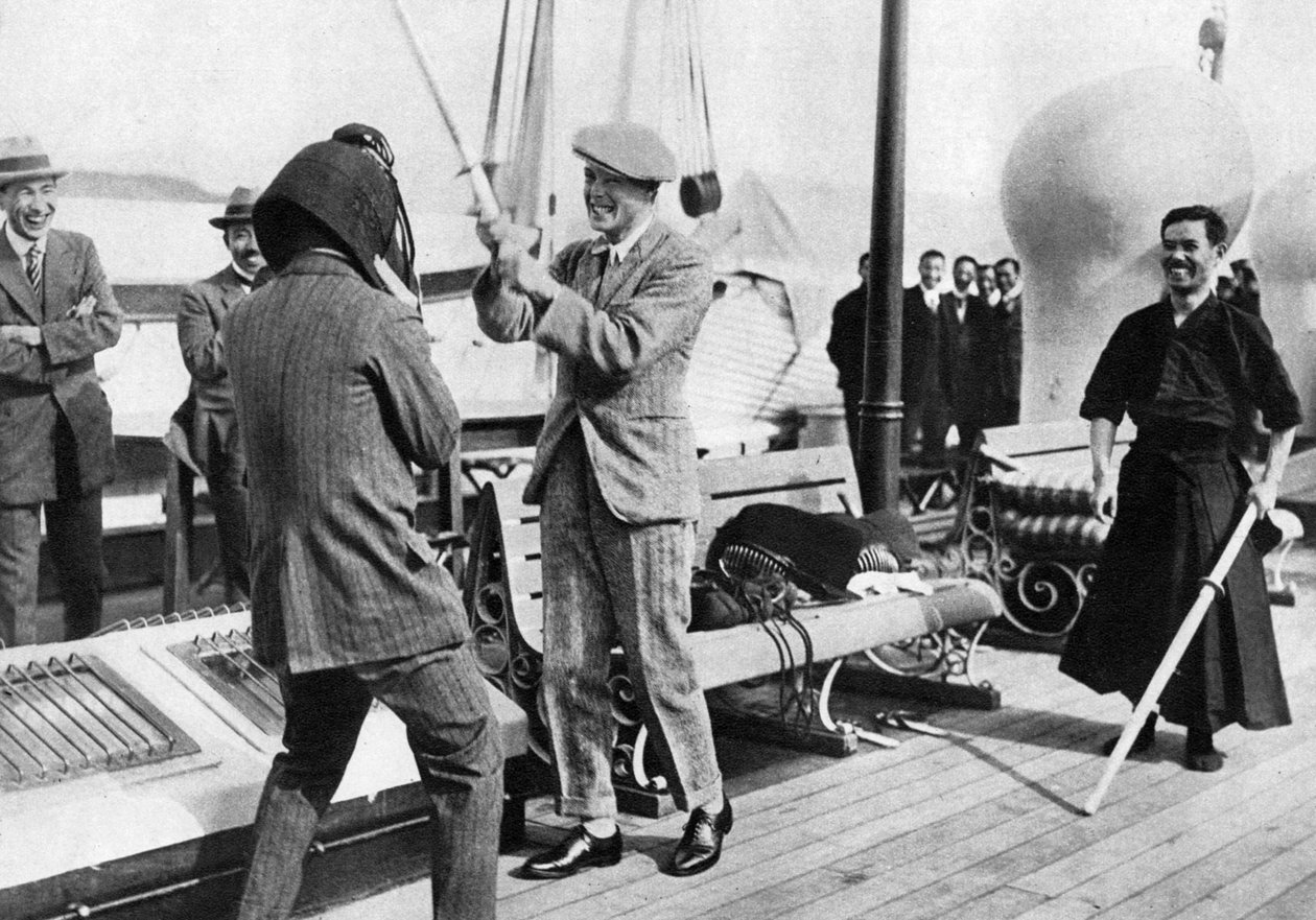 Prinsen av Wales tester en japansk fektehjelm, Japan, 1922 av Unbekannt