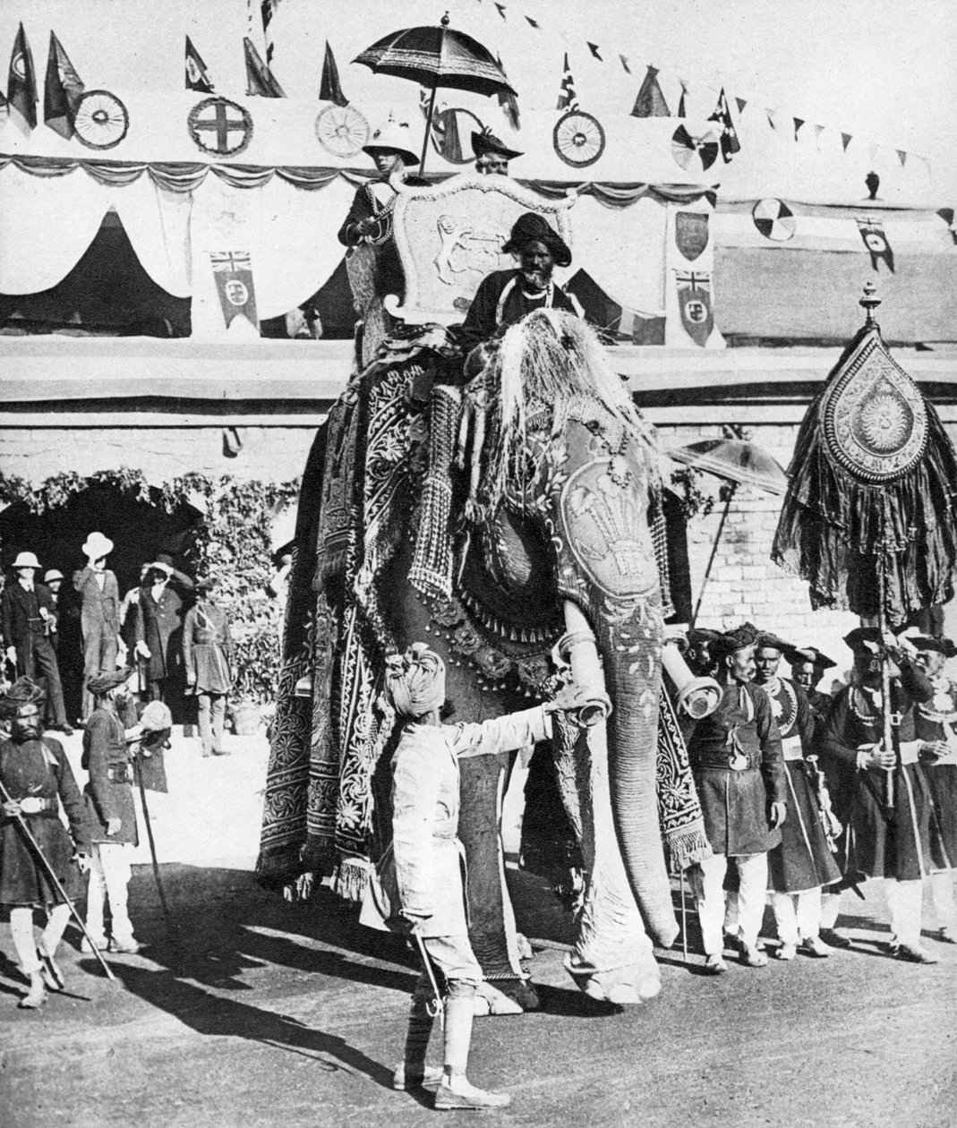 Prinsen av Wales med Maharajah av Gwalior under hans indiske turné, 1921. av Unbekannt