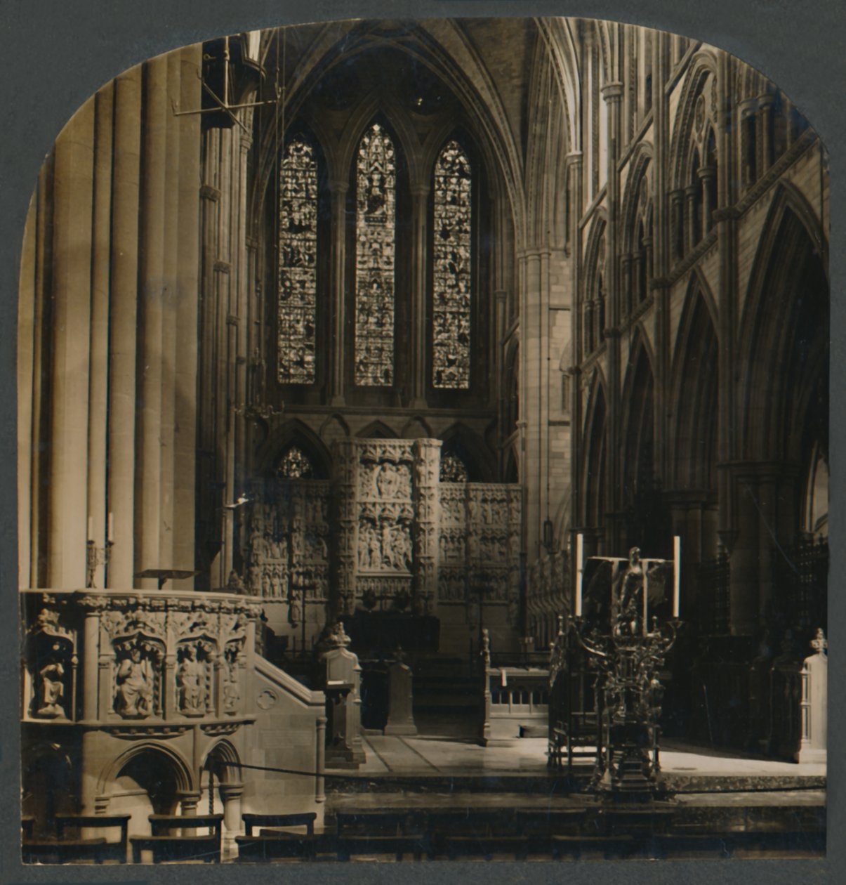Prekestolen og koret i Truro Cathedral, Eng., c1910. av Unbekannt