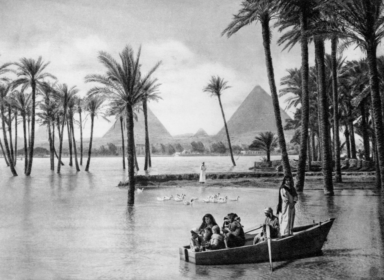 Pyramidene i Giza under en flom, Kairo, Egypt, ca 1920-tallet av Unbekannt