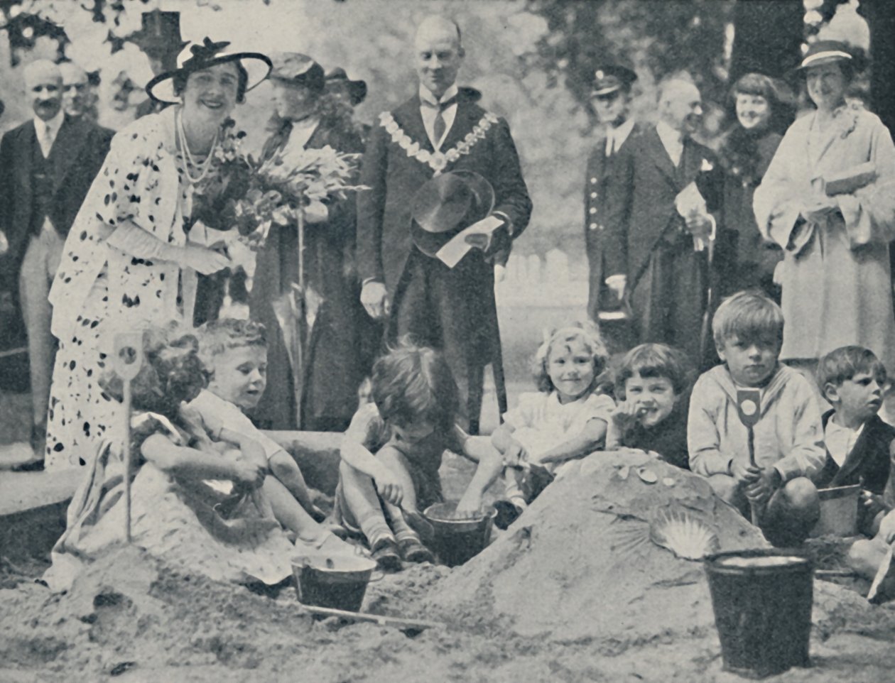 Dronningen åpner en lekeplass for barn, 1936, 1937. av Unbekannt