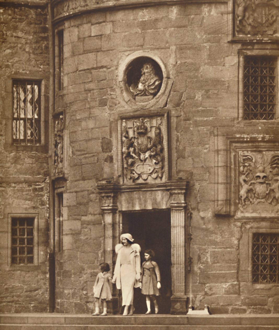 Dronningen i hennes gamle hjem, Glamis Castle, c1936 1937 av Unbekannt