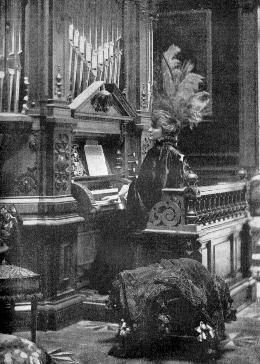 Dronningen av Romania spiller orgel, 1904 av Unbekannt
