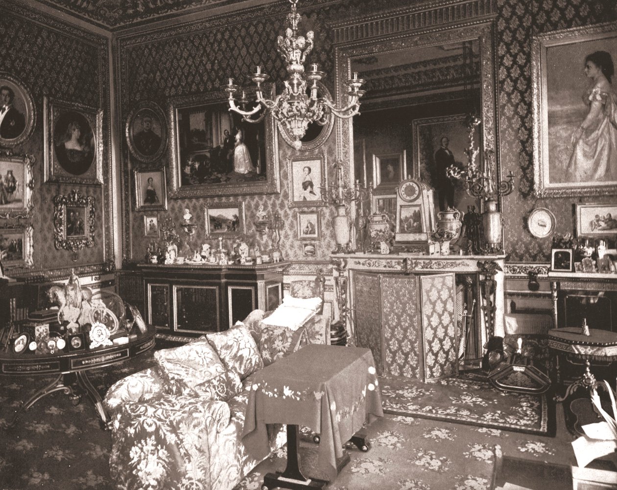 The Queens Sitting Room, Windsor Castle, Berkshire, 1894. av Unbekannt