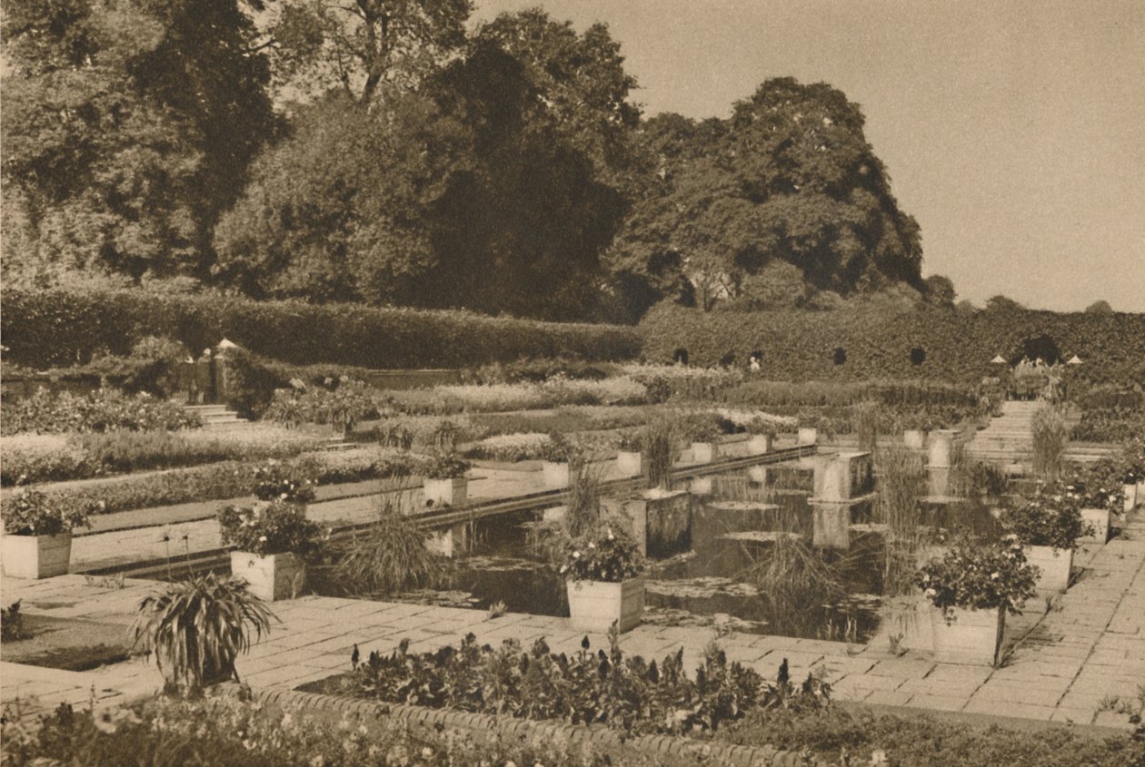 Stillheten i den nederlandske hagen ved Kensington Palace voktet av låste porter, c1935. av Unbekannt