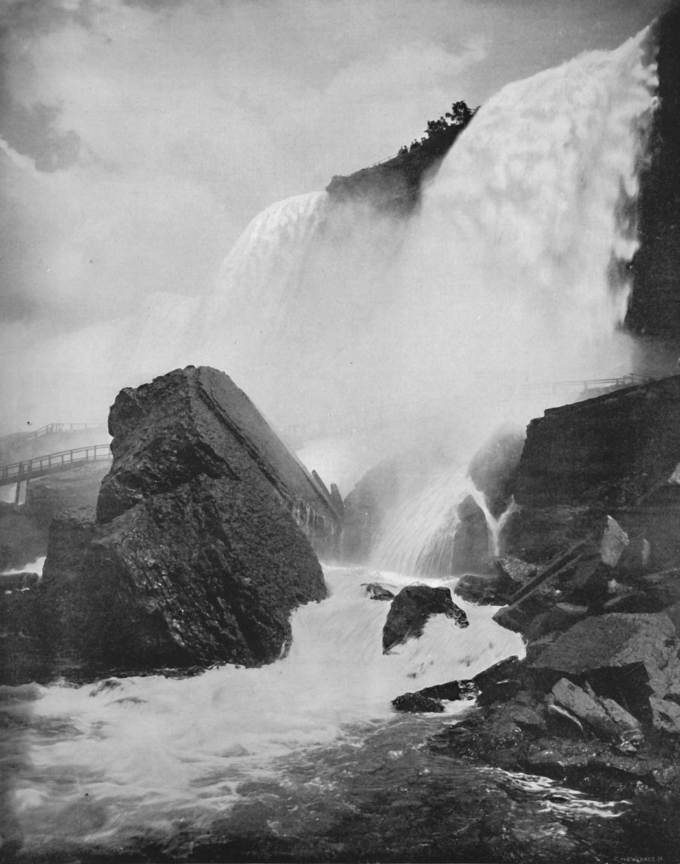 The Rocks Beneath the American Fall, 1800-tallet av Unbekannt