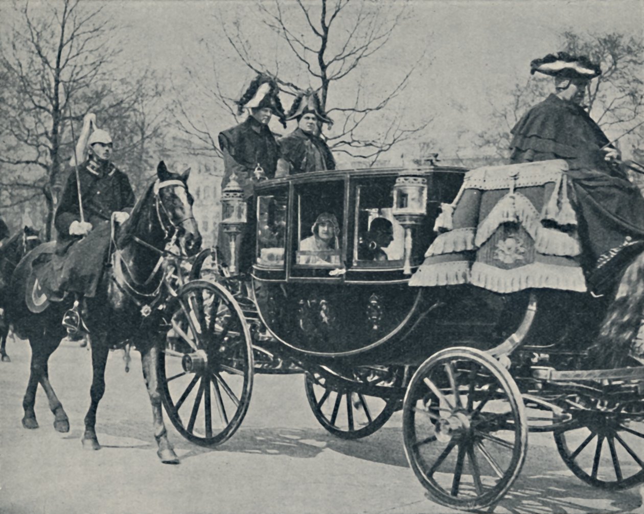 Kongeparet vender tilbake fra klosteret, 1923, 1937. av Unbekannt