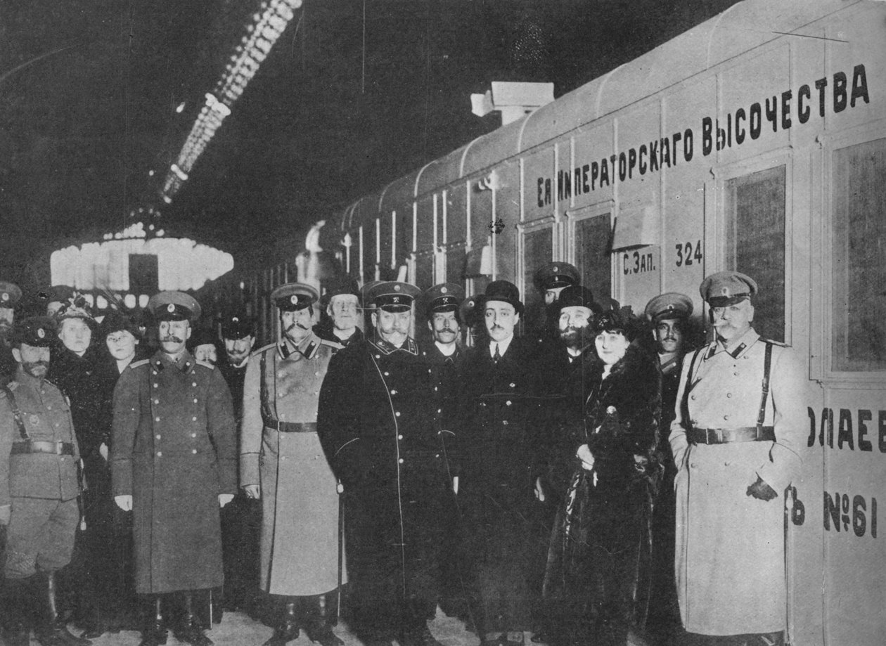 Den russiske krigsministeren inspiserer et Røde Kors-tog som går til fronten, 1915 av Unbekannt