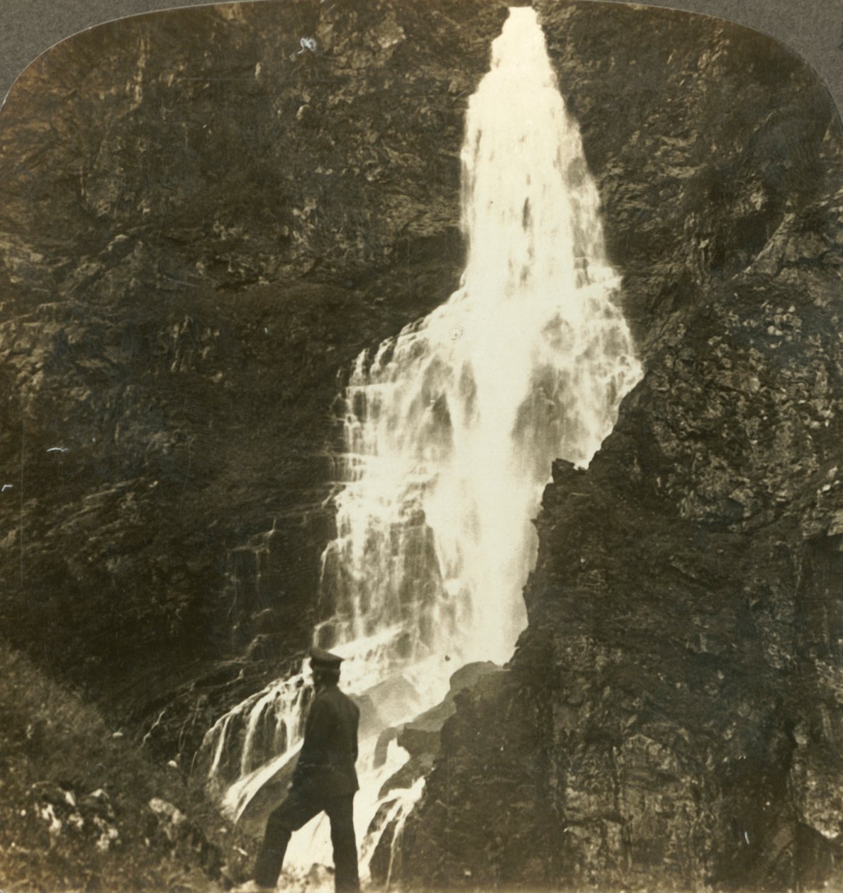 Sevlefallene, sprudlende og sprutende, nær Stalheims hotell, Nærdal, Norge, c1905. av Unbekannt