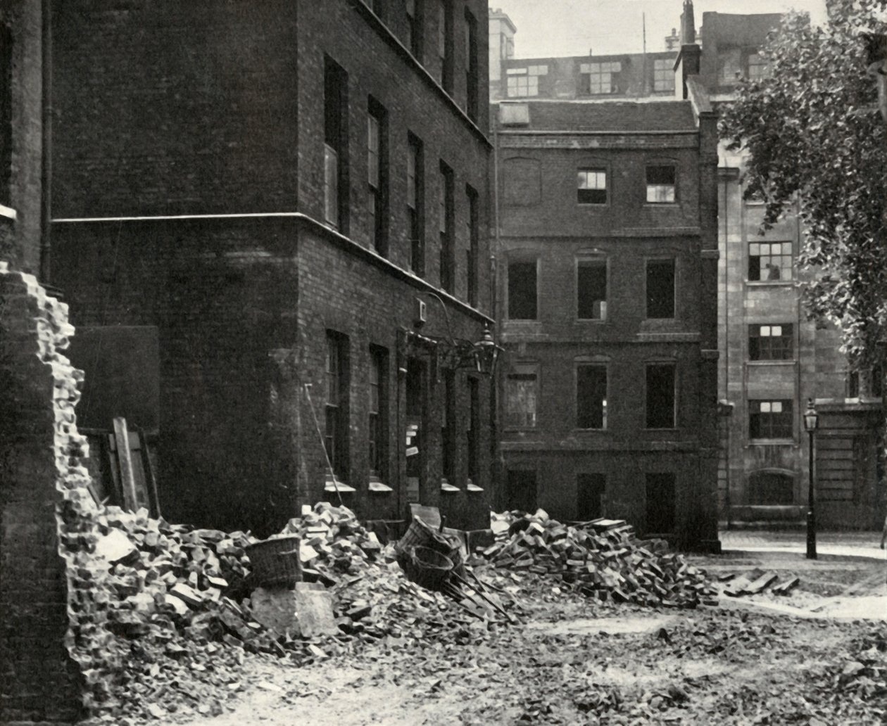 Stedet for inngangsporten fra Fetter Lane og de forlatte husene som venter på riving, 1934. av Unbekannt