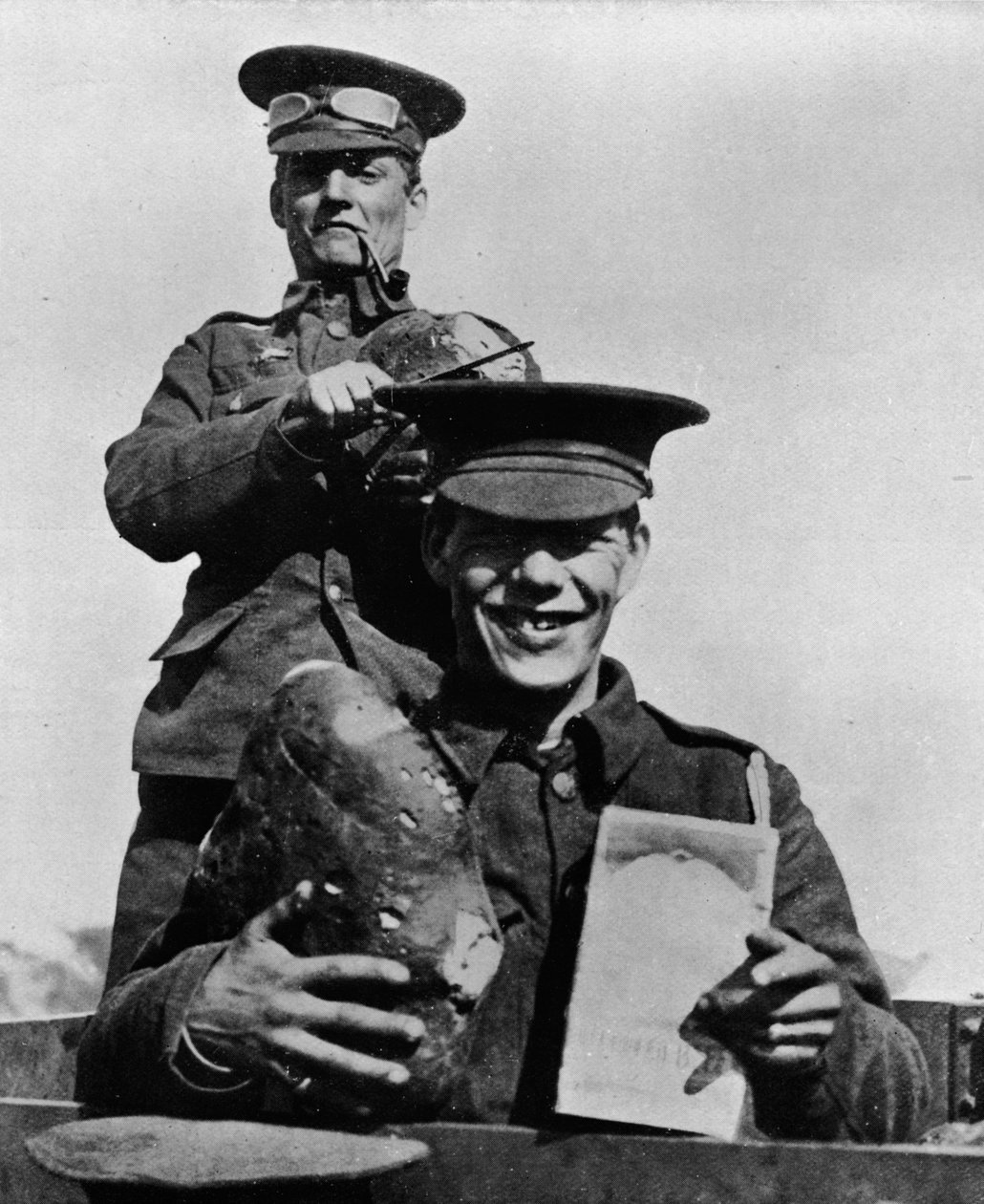 Soldaten og hans rasjoner: Et fotografi tatt i en av de britiske leirene i Frankrike, 1914 av Unbekannt