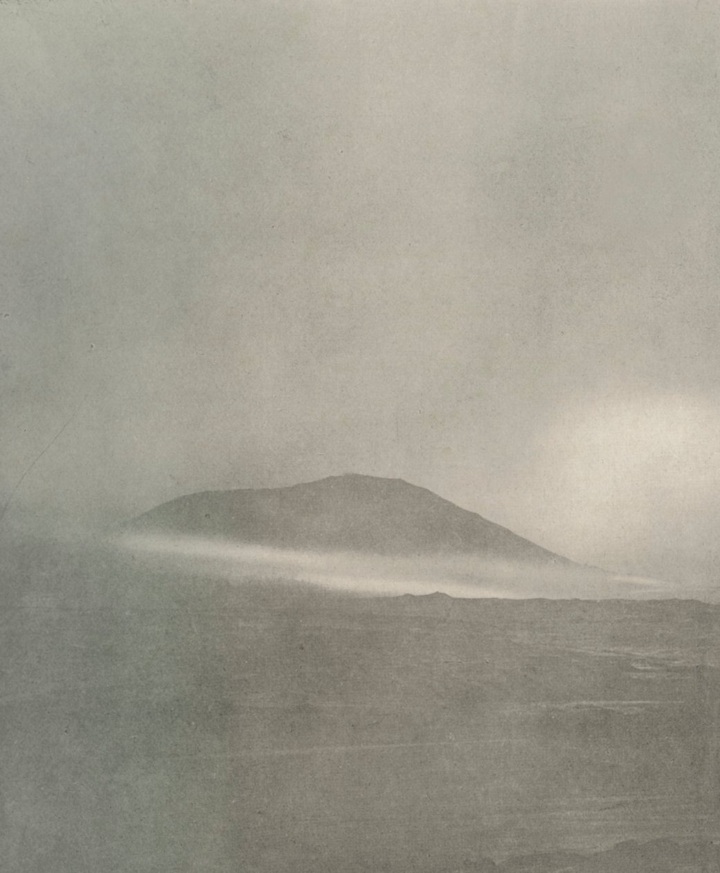 Starten på en snøstorm...drift kommer rundt Mount Erebus, c1908, 1909 av Unbekannt