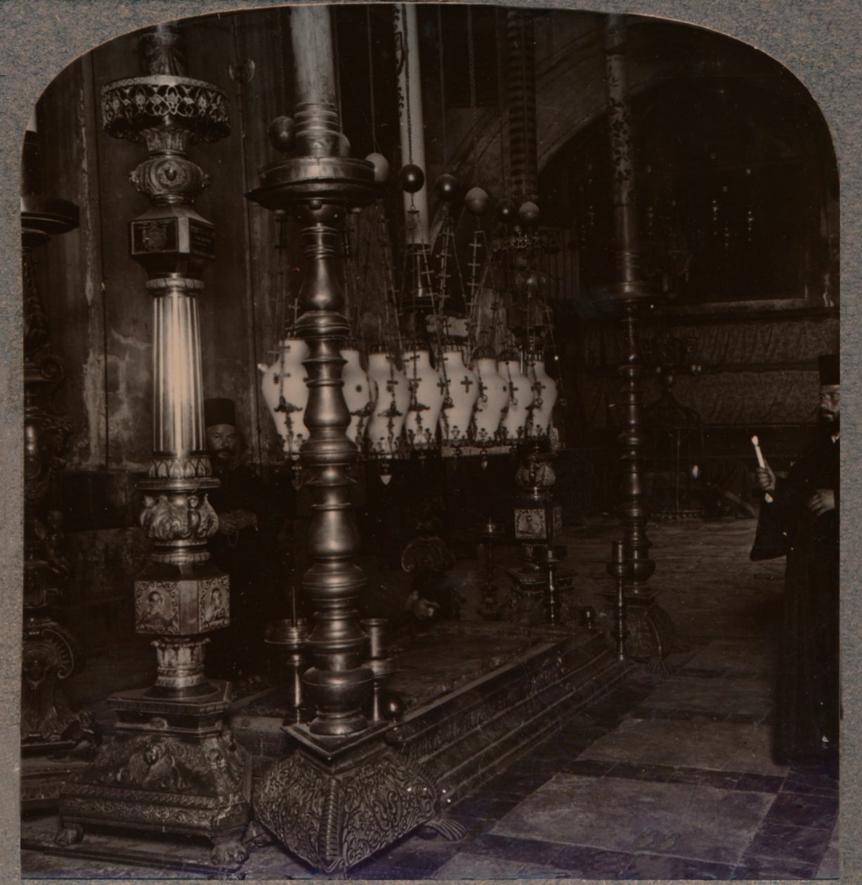 Bebudelsessteinen i Den hellige gravs kirke, Jerusalem, ca 1900 av Unbekannt