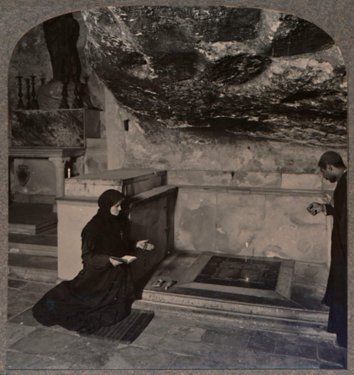 The Stone of Ointing, Holy Sepulcher Church, Jerusalem, ca 1900 av Unbekannt