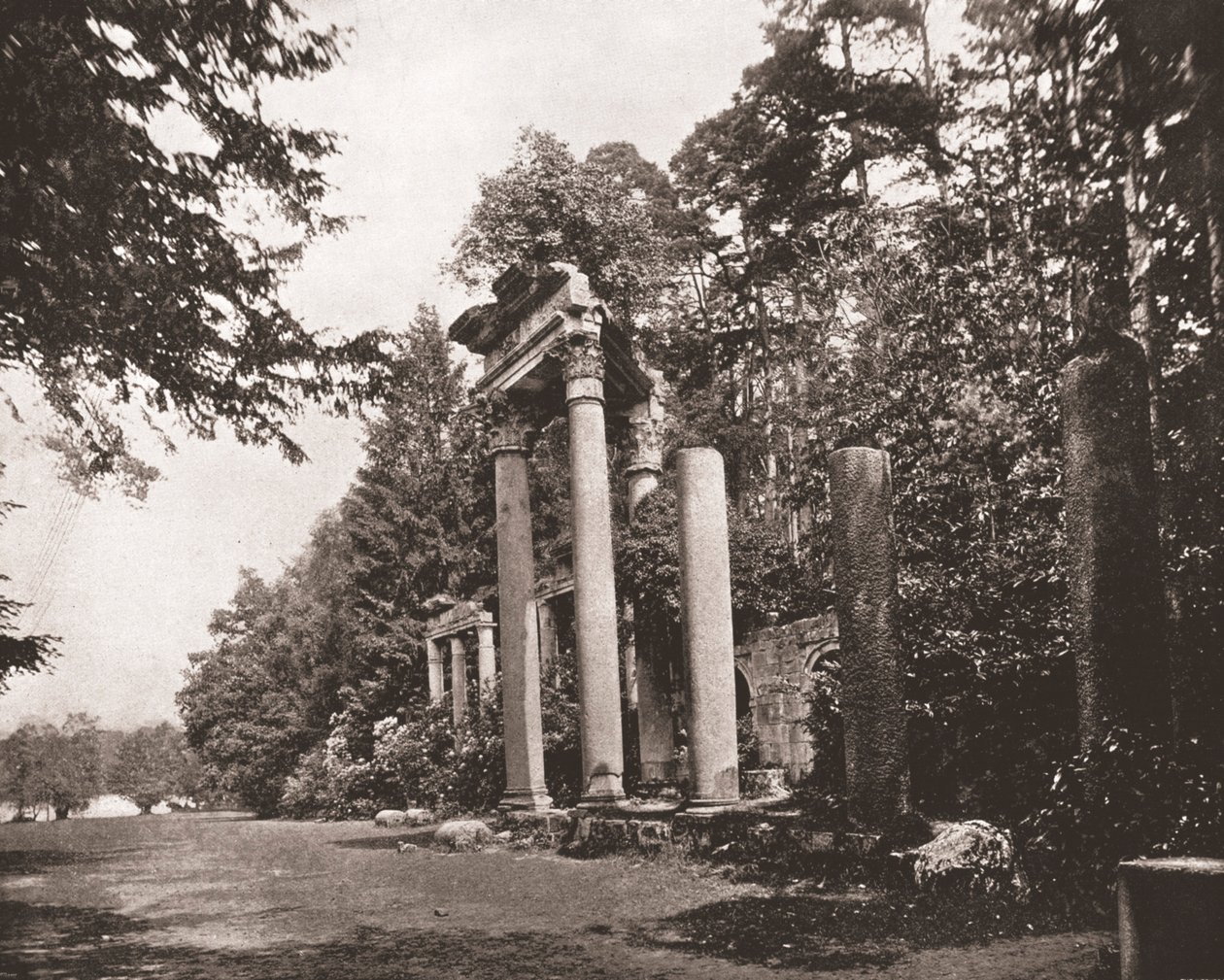 Augustus-tempelet ved Virginia Water, Surrey, 1894. av Unbekannt