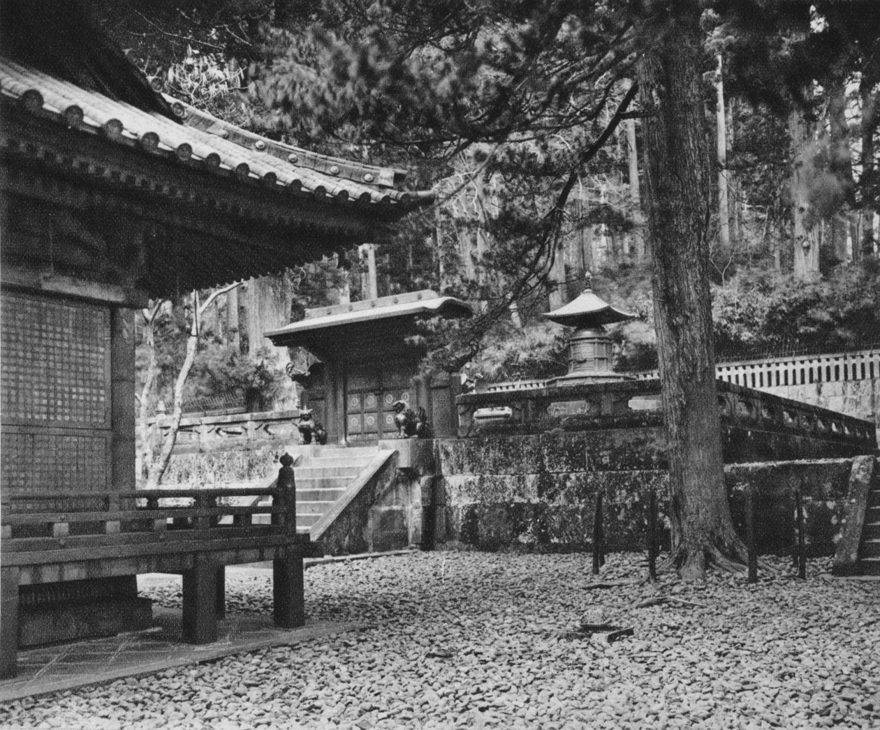 Graven til Ieyasu, grunnlegger av Tokugawa-dynastiet, i Nikko, 1926 av Unbekannt