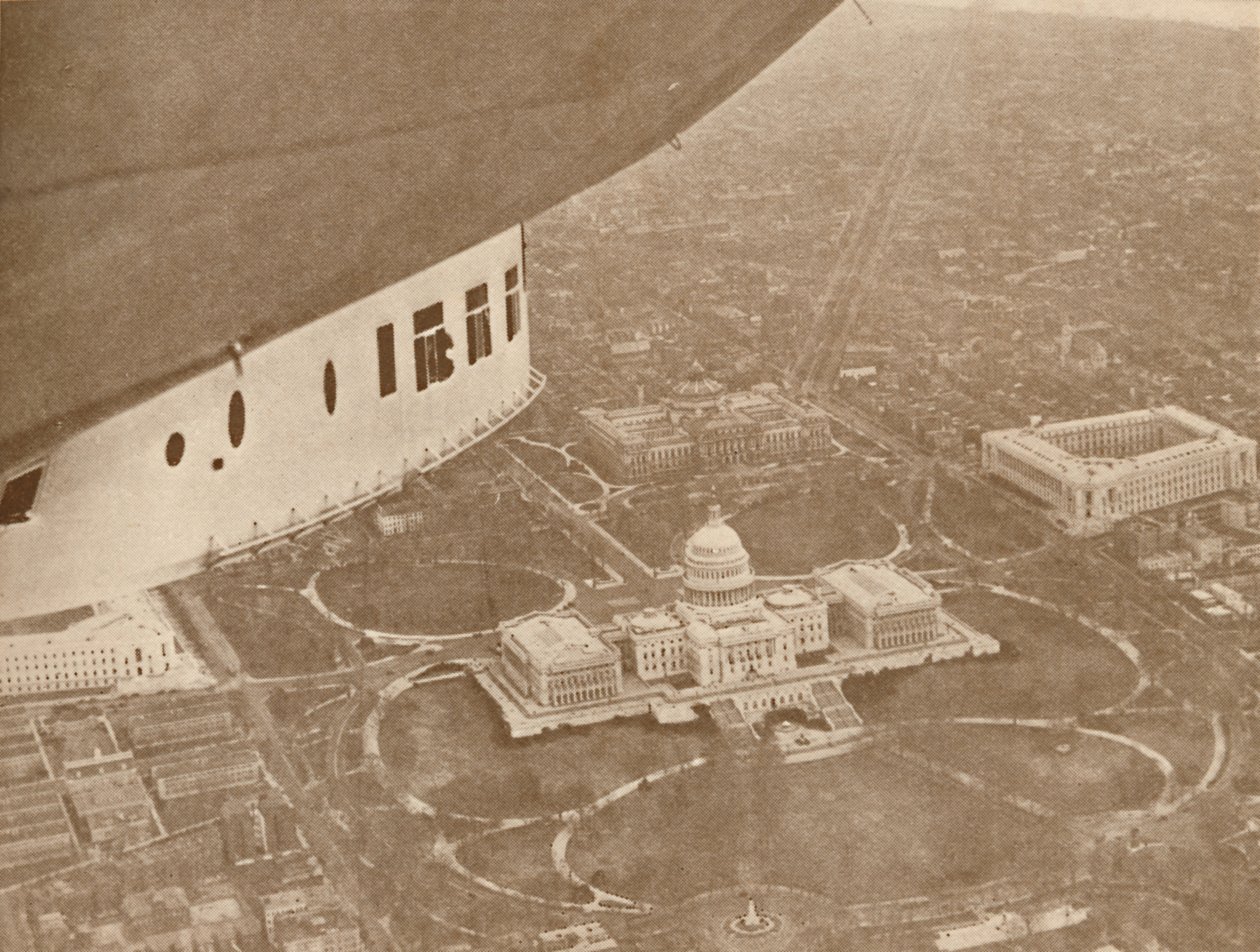 Det amerikanske luftskipet Los Angeles på flukt over Washington, 1927 av Unbekannt