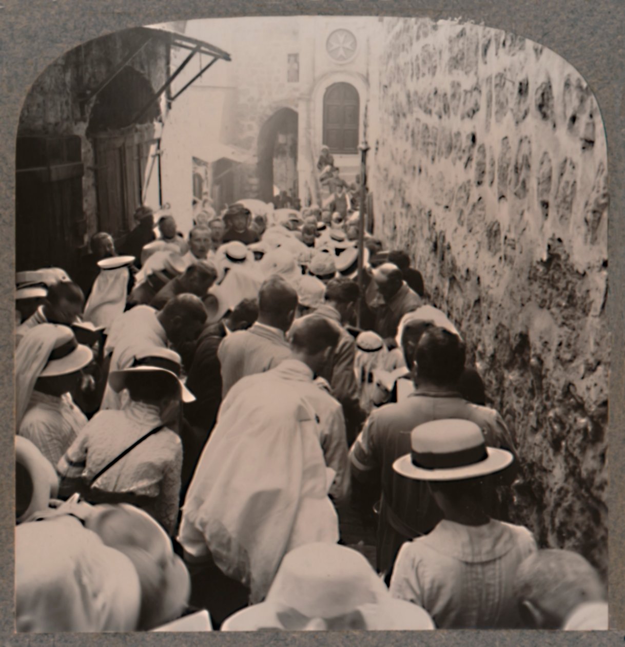 Via Dolorosa fra Tower of Antonio til Den hellige gravs kirke, ca 1900 av Unbekannt