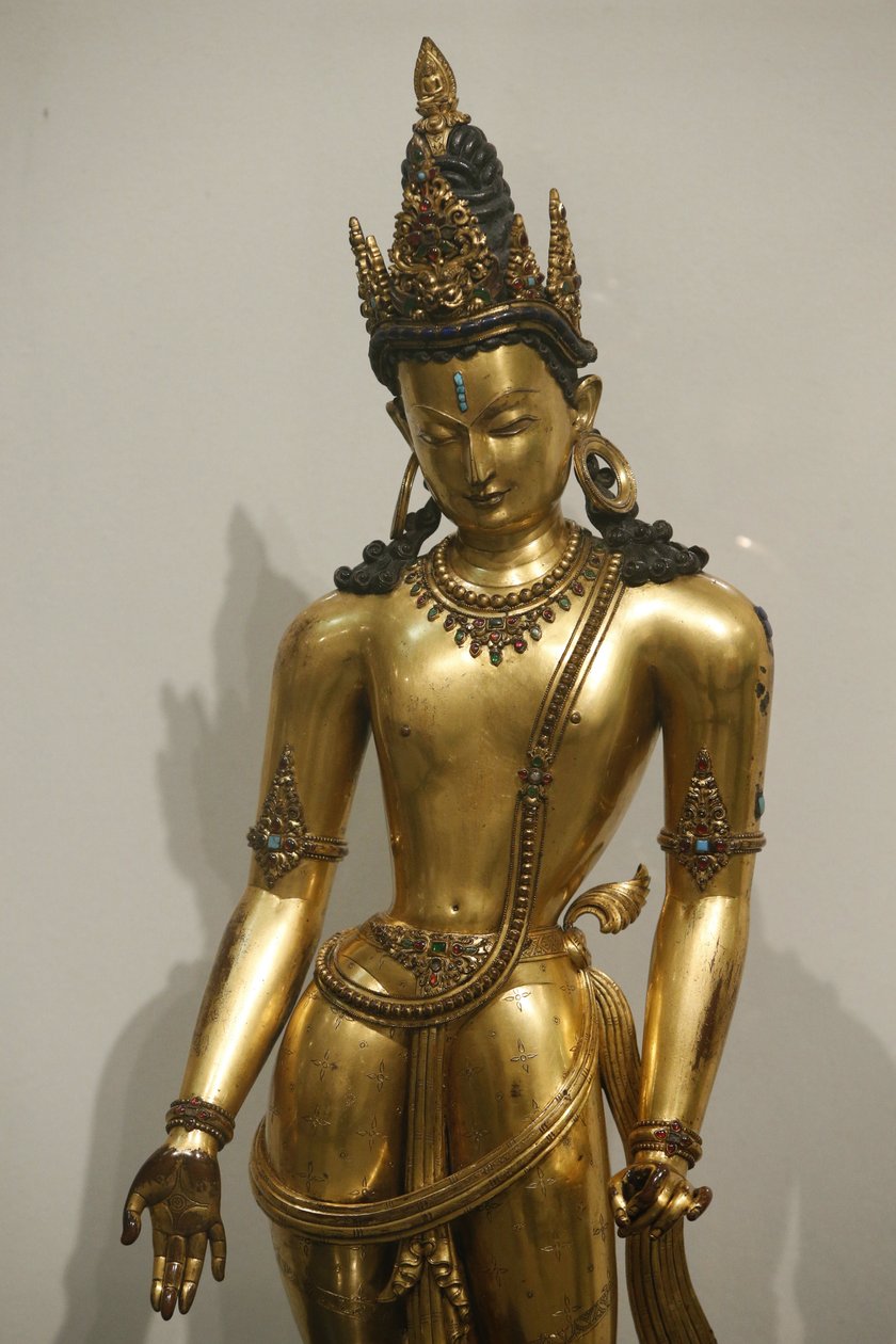 Victoria og Albert-museet. Bodhisattva Avalokiteshvara (Padmapani, bærer av lotus). 1300-1400. Malla-dynastiet. Nepal. Forgylt kobber med edel- og halvedelstener. Storbritannia av Unbekannt