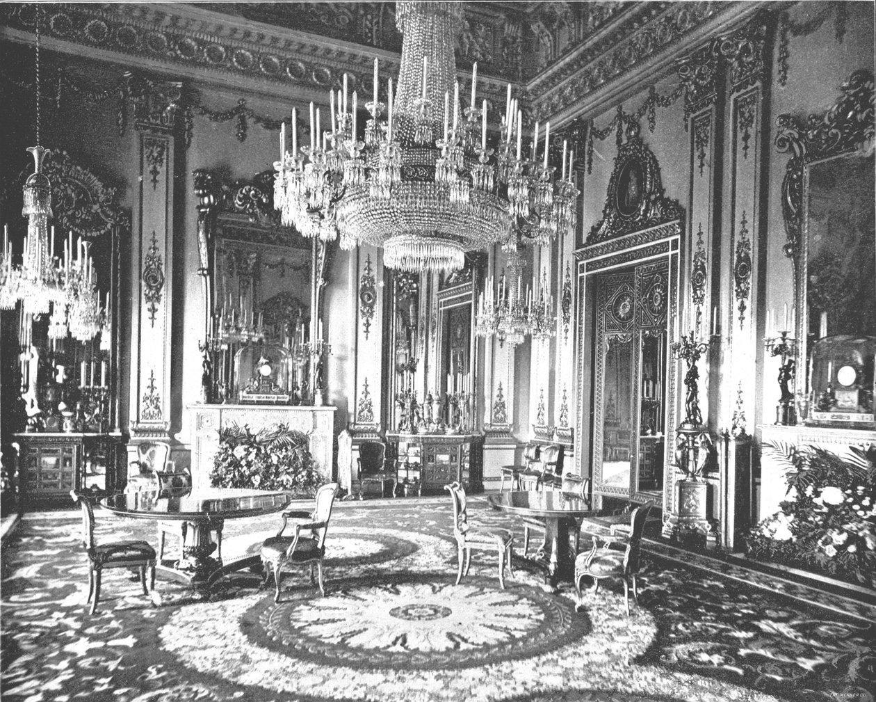 The White Drawing Room, Buckingham Palace, London, 1894. av Unbekannt