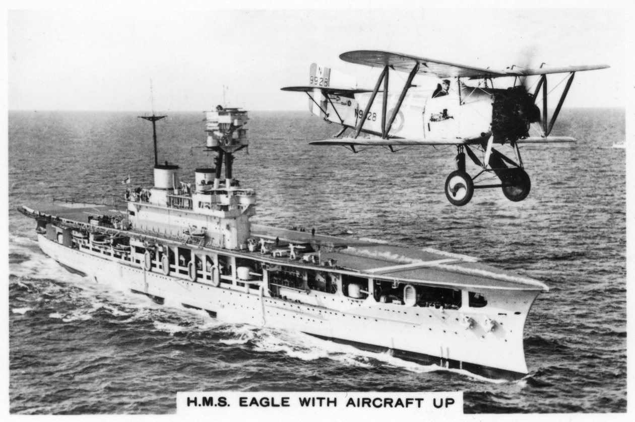 Hangarskipet HMS Eagle og et Fairey Flycatcher-fly, 1937 av Unbekannt