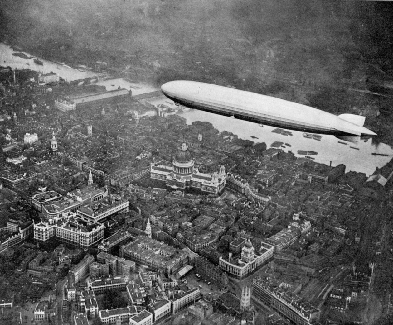 Luftskipet Graf Zeppelin over London, august 1931 1936 av Unbekannt