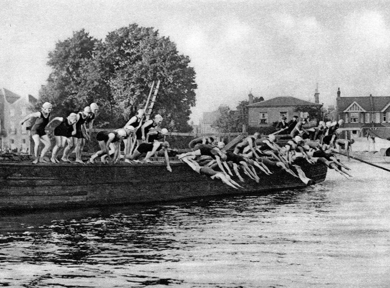 Det årlige svømmeløpet Kew to Putney for damer, London, 1926-1927 av Unbekannt