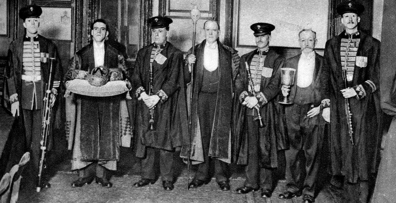 Den årlige seremonien for å velge en ny mester til Saddlers Company, London, 1926-1927 av Unbekannt